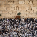 תפילה בכותל בצאת תשעה באב, אוגוסט 2025 | Photo by Chaim Goldberg/Flash90