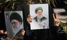מפגינות בטהראן נושאות את תמונותיו של עלי ח'מינאי, מרץ 2026 | Photo by REUTERS
