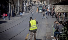 העובדים החלשים במשק נשארים מחוץ למתווה: עובד ניקיון בירושלים | Photo by Chaim Goldberg/Flash90