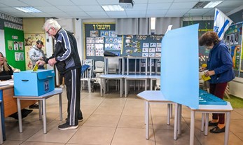 אזרחים מצביעים בקלפי בחיפה. חובתה של המדינה לאפשר לאזרחיה לממש את זכותם לבחור | Photo by Flash90