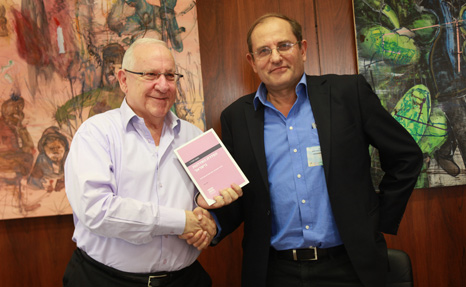 Prof. Mordechai Kremintzer presents the IDI proposal to Knesset Speaker Reuven Rivlin